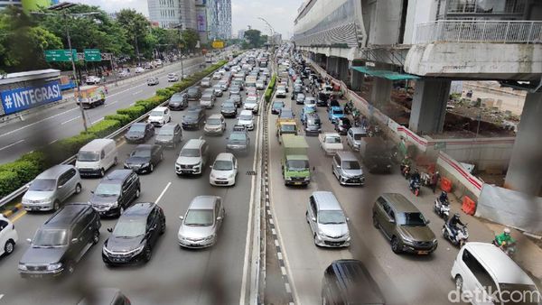 Hingga Siang Hari, Tol Dalkot Masih Macet! Ada Apa?