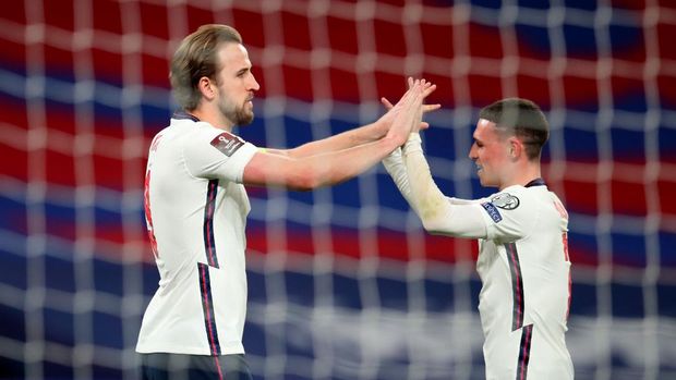 Soccer Football - World Cup Qualifiers Europe - Group I - England v Poland - Wembley Stadium, London, Britain - March 31, 2021 England's Harry Kane celebrates scoring their first goal with Phil Foden Pool via REUTERS/Catherine Ivill