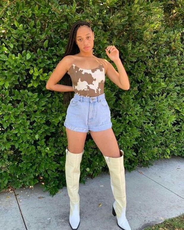 Instagram.com/salemmitchell Cara yang bagus untuk menonjolkan garis kaki.