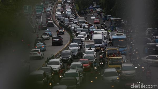 Jalan KH Abdullah Syafei Macet Parah