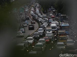 Jalan KH Abdullah Syafei Macet Parah