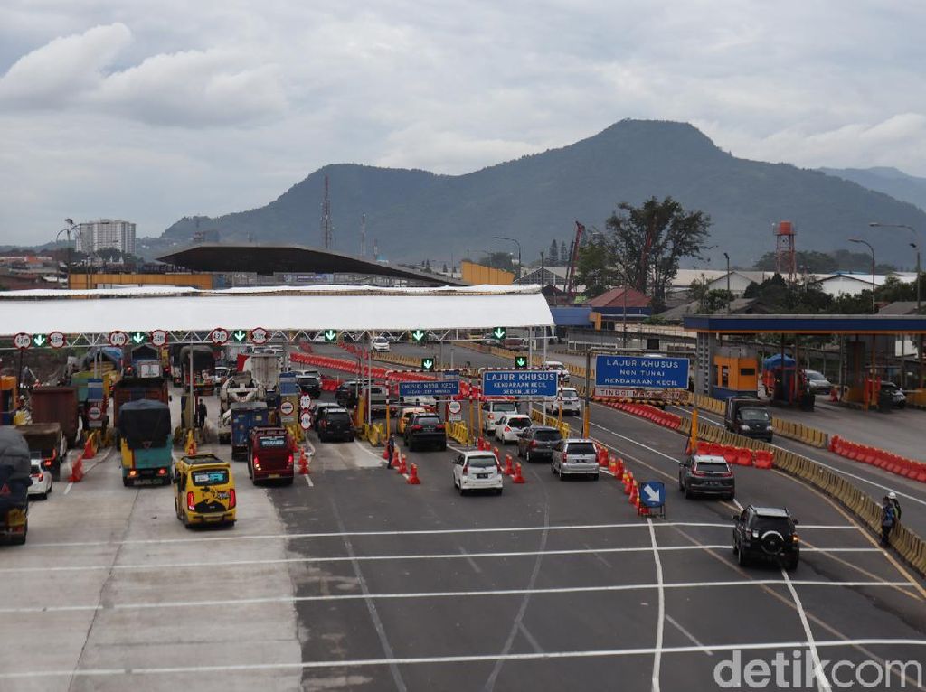 Jelang Long Weekend, Exit Tol Cileunyi Ramai Lancar Jelang Long Weekend, Exit Tol Cileunyi Ramai Lancar