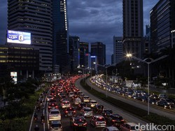 Lalu Lintas di Tol Dalam Kota Arah Cawang Macet