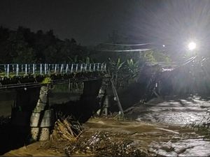 Banjir Bandang Terjang Madiun, Akibatkan Longsor Hingga Jembatan Roboh Banjir Bandang Terjang Madiun, Akibatkan Longsor Hingga Jembatan Roboh