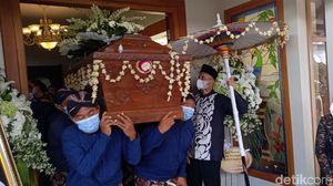 Jenazah KGPH Hadiwinoto Dilepas ke Pemakaman