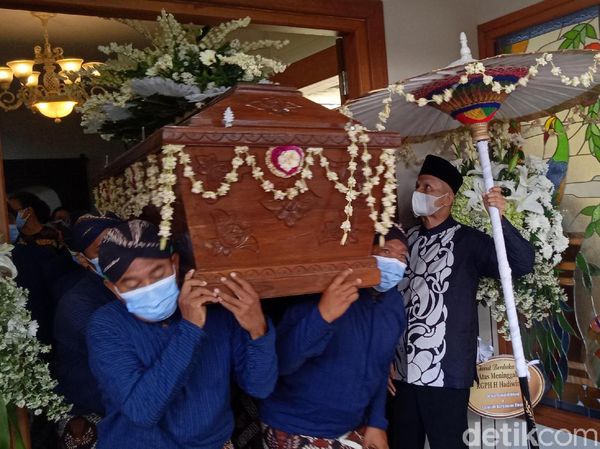 Jenazah KGPH Hadiwinoto Dilepas ke Pemakaman