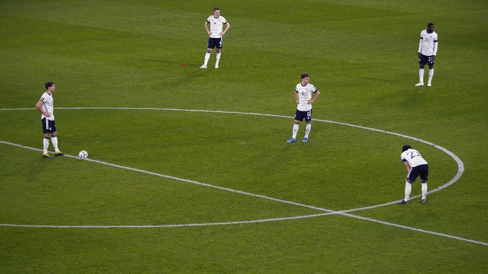 DUISBURG, GERMANY - MARCH 31: Players of Germany react after conceding their sides second goal during the FIFA World Cup 2022 Qatar qualifying match between Germany and North Macedonia at Schauinsland-Reisen-Arena on March 31, 2021 in Duisburg, Germany. Sporting stadiums around Germany remain under strict restrictions due to the Coronavirus Pandemic as Government social distancing laws prohibit fans inside venues resulting in games being played behind closed doors. (Photo by Thilo Schmuelgen - Pool/Getty Images)