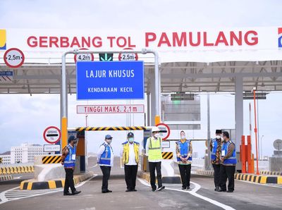 Momen Jokowi Tinjau Tol Pamulang-Serpong yang Baru Diresmikan