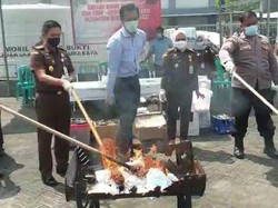 Kejari Surabaya Musnahkan Barang Bukti, Narkoba Dibakar HP Dipalu