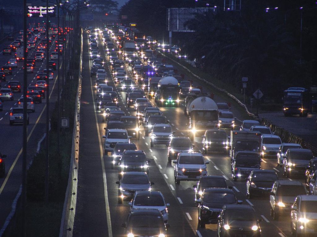 Tol Cipularang Arah ke Jakarta Dipadati Kendaraan Malam Ini