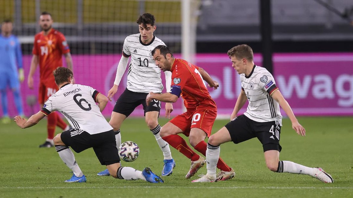Goran Pandev (merah) saat dikepung pemain Jerman. (Foto: Getty Images/Alex Grimm)