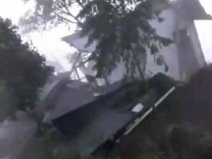 Longsor-Pergerakan Tanah di Batulawang Cianjur, Satu Rumah Warga Ambruk