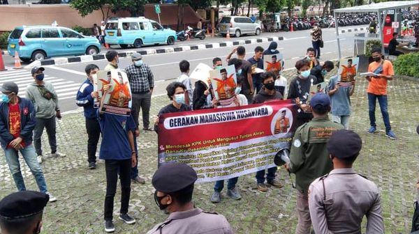 Massa GMN Geruduk Gedung KPK