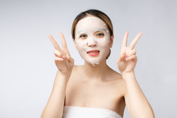 Memakai ulang sheet mask untuk mendapatkan kesegaran yang sama/freepik.com