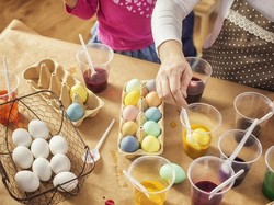 Cara Membuat Telur Paskah dengan Pewarna Alami yang Aman