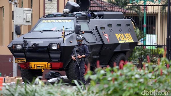 Mobil Rantis dan Brimob Siaga di Mabes Polri