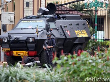 Mobil Rantis dan Brimob Siaga di Mabes Polri