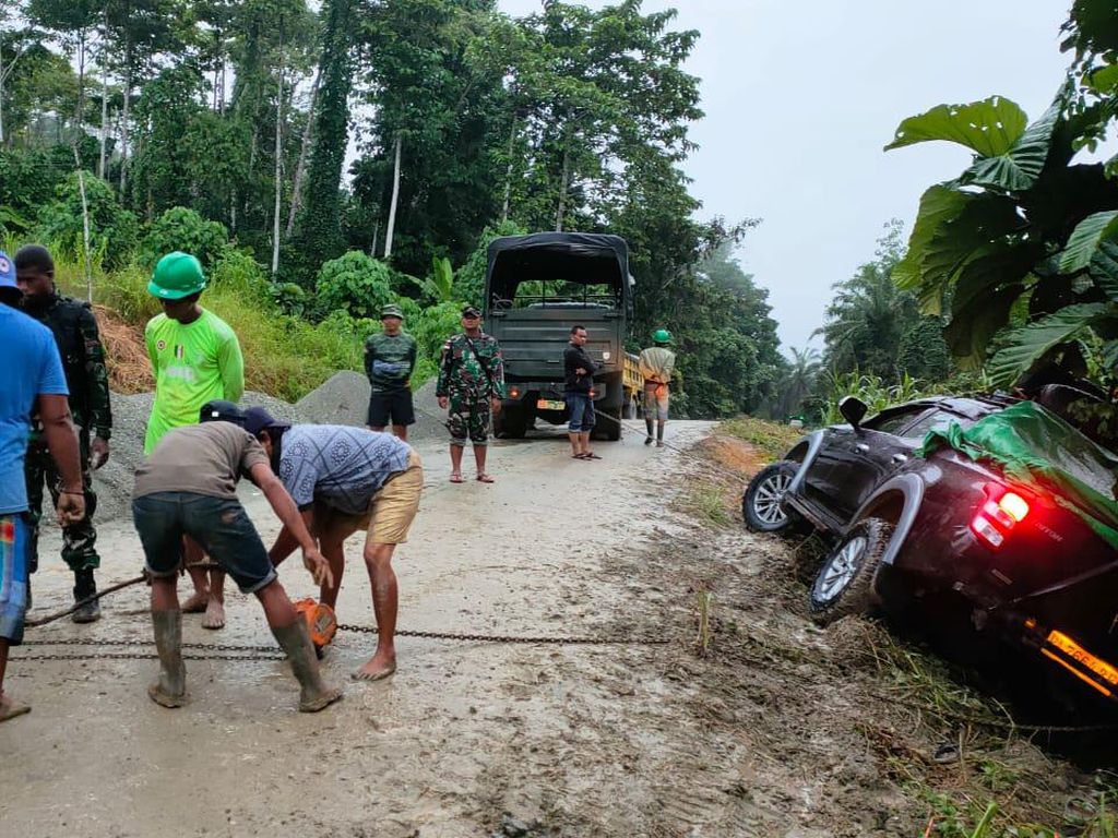 TNI Evakuasi Mobil Sembako Nyaris Masuk Jurang Sedalam 50 Meter di Wamena