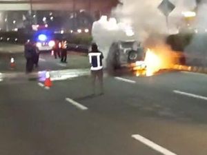 Mobil Terbakar di Tol Dalam Kota Dekat Pancoran, Picu Macet Panjang