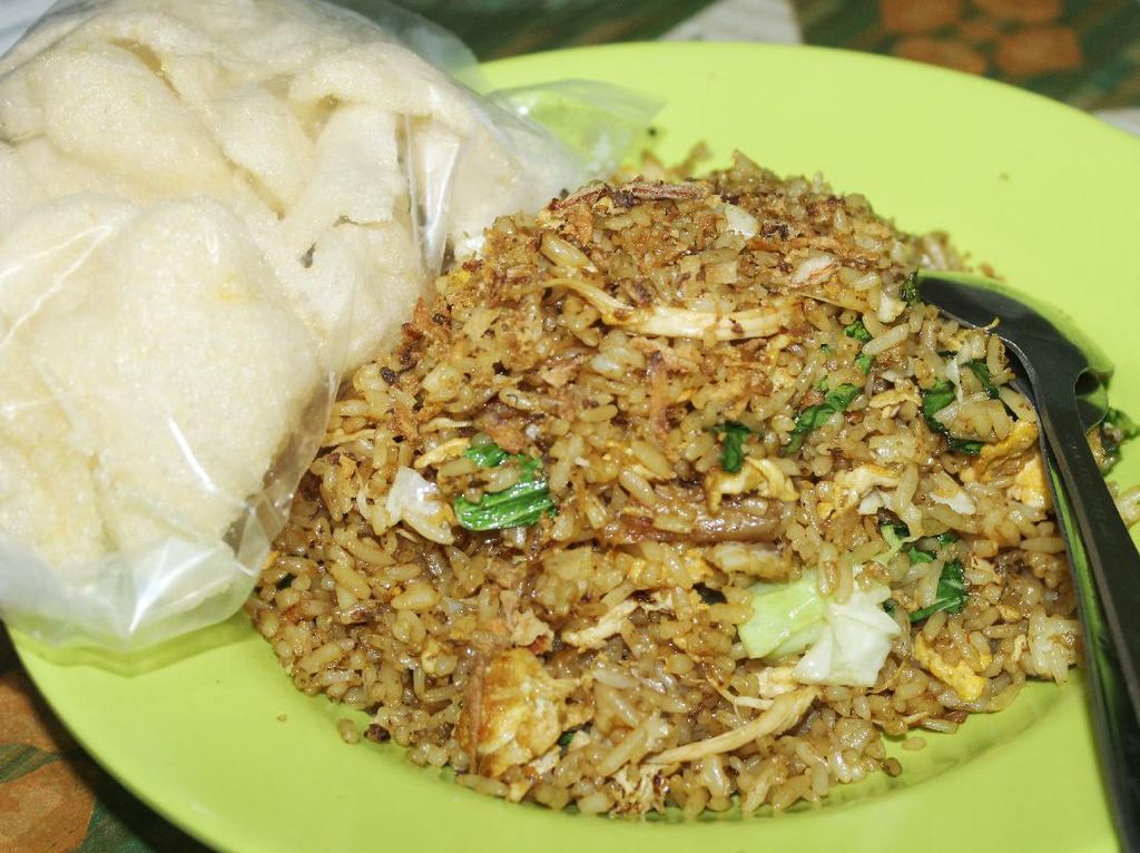 Nikmatnya Nasi Goreng Areng Batok Racikan Mas Itok Khas Pekalongan Nikmatnya Nasi Goreng Areng Batok Racikan Mas Itok Khas Pekalongan