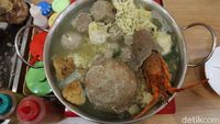 Mantap! Makan Bakso Lobster Sepanci yang Viral di Bandung