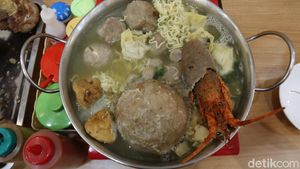 Mantap! Makan Bakso Lobster Sepanci yang Viral di Bandung