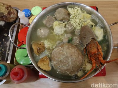 Mantap! Makan Bakso Lobster Sepanci yang Viral di Bandung