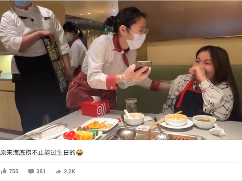 So Sweet! Pelayan Resto Hot Pot Ini Menyanyi untuk Hibur Pelanggan Patah Hati So Sweet! Pelayan Resto Hot Pot Ini Menyanyi untuk Hibur Pelanggan Patah Hati