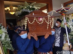 Sultan HB X Urung Lepas Pemberangkatan Jenazah Gusti Hadiwinoto