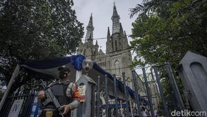 Penjagaan Gereja Katedral Jelang Pekan Suci Paskah