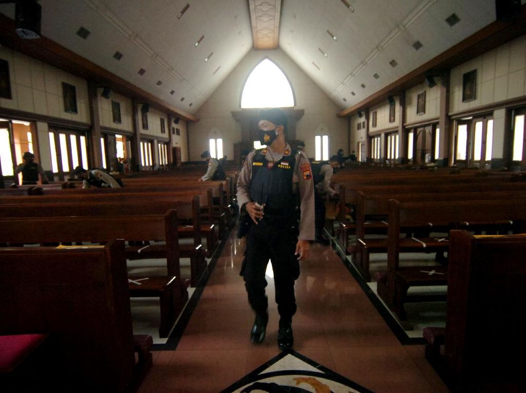 Potret Penjagaan Ketat Gereja di Indonesia Jelang Jumat Agung