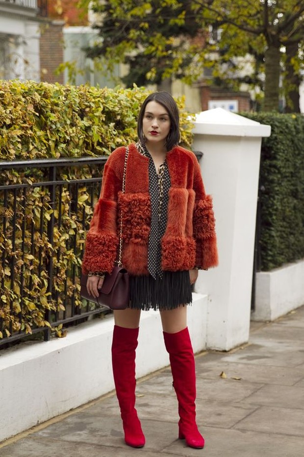 Pinterest.com/lapetiteanglaise Kunci untuk memadukan knee boots dengan outfit adalah proporsional.