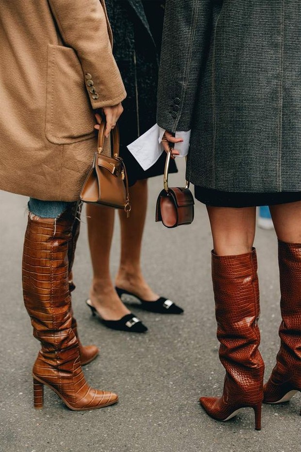 Pinterest.com/netaporter Pilih knee boots yang memberikan ruang bernapas antara sepatu dengan hemline.