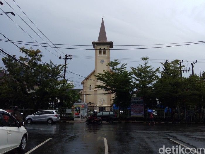 Polisi perketat pengamanan di Gereja Katedral, Makassar (Hermawan/detikcom). Polisi perketat pengamanan di Gereja Katedral, Makassar (Hermawan/detikcom).