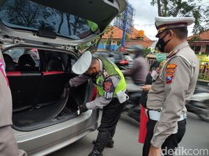 Antisipasi Teror, Kendaraan Keluar Masuk Surabaya-Sidoarjo Diperiksa