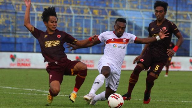 PSM MAKASSAR BERMAIN IMBANG DENGAN BORNEO FC Pesepak bola Borneo FC Samarinda Terens Owang (tengah) berusaha melewati hadangan dua pesepak bola PSM Makassar Abdul Rahman (kiri) dan Erwin Gutawa (kanan) dalam lanjutan pertandingan Piala Menpora Grup B di Stadion Kanjuruhan, Malang, Jawa Timur, Rabu (31/3/2021). Pertandingan tersebut berakhir imbang dengan skor 2-2. ANTARA FOTO/Ari Bowo Sucipto/wsj.