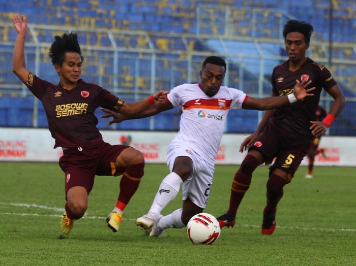 Pesepak bola Borneo FC Samarinda Terens Owang (tengah) berusaha melewati hadangan dua pesepak bola PSM Makassar Abdul Rahman (kiri) dan Erwin Gutawa (kanan) dalam lanjutan pertandingan Piala Menpora Grup B di Stadion Kanjuruhan, Malang, Jawa Timur, Rabu (31/3/2021). Pertandingan tersebut berakhir imbang dengan skor 2-2. ANTARA FOTO/Ari Bowo Sucipto/wsj.