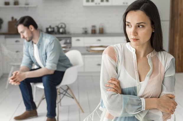 Rebound Relationship/freepik.com ebound relationship dapat terjadi ketika seseorang berkencan dengan orang baru tanpa sepenuhnya melupakan mantannya dan itu bisa menyulitkan individu membentuk emosional yang kuat atau hubungan yang tulus.