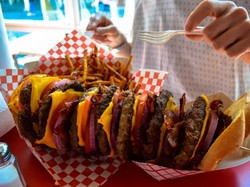 7 Tempat Burger Premium di Bandung yang Punya Burger Spesial