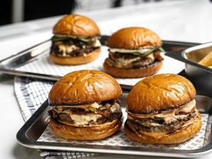 5 Burger Premium Ini Bisa Dipesan Via Online, Ini Daftarnya!