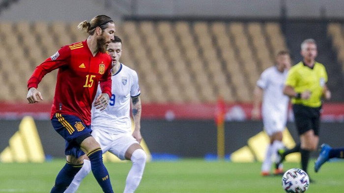 Spains Sergio Ramos, left, kicks the ball during the World Cup 2022 Group B qualifying round soccer match between Spain and Kosovo at La Cartuja stadium in Seville, Spain, Wednesday March 31, 2021. (AP Photo/Miguel Angel Morenatti)