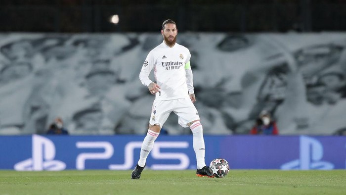 MADRID, SPAIN - MARCH 16: Sergio Ramos of Real Madrid CF controls the ball during the UEFA Champions League Round of 16 match between Real Madrid and Atalanta at Alfredo Di Stefano stadium on March 16, 2021 in Madrid, Spain. Sporting stadiums around Spain remain under strict restrictions due to the Coronavirus Pandemic as Government social distancing laws prohibit fans inside venues resulting in games being played behind closed doors. (Photo by Gonzalo Arroyo Moreno/Getty Images)