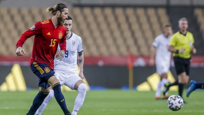 Spains Sergio Ramos, left, kicks the ball during the World Cup 2022 Group B qualifying round soccer match between Spain and Kosovo at La Cartuja stadium in Seville, Spain, Wednesday March 31, 2021. (AP Photo/Miguel Angel Morenatti)