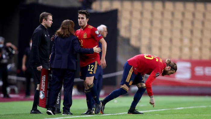 SEVILLE, SPAIN - MARCH 31: Eric Garcia of Spain is replaced by team mate Sergio Ramos during the FIFA World Cup 2022 Qatar qualifying match between Spain and Kosovo at Estadio Olimpico on March 31, 2021 in Seville, Spain. Sporting stadiums around Spain remain under strict restrictions due to the Coronavirus Pandemic as Government social distancing laws prohibit fans inside venues resulting in games being played behind closed doors. (Photo by Fran Santiago/Getty Images)