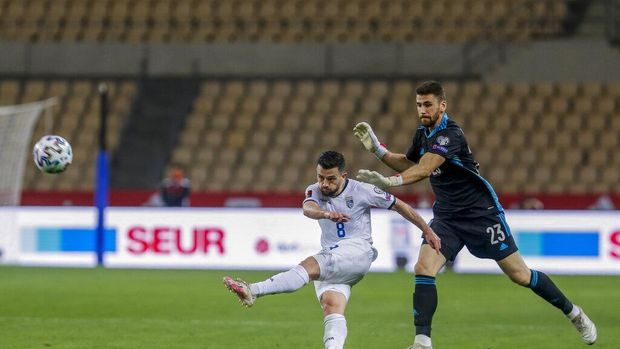 Kosovo's Besar Halimi, left, kicks the ball and scores his team first goal next to Spain's goalkeeper Unai Simon during the World Cup 2022 Group B qualifying round soccer match between Spain and Kosovo at La Cartuja stadium in Seville, Spain, Wednesday March 31, 2021. (AP Photo/Miguel Angel Morenatti)