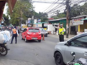 Polisi-Dishub Atur Lalin Jl Moh Kahfi I Jaksel yang Rawan Macet