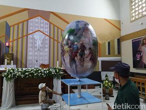 Melihat Telur Paskah 1,7 Meter di Gereja Santo Mikael Akmil Magelang
