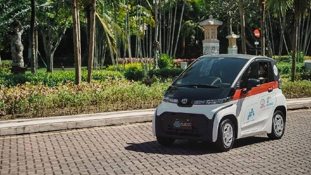 Menteri Pariwisata dan Ekonomi Kreatif/Kepala Badan Pariwisata dan Ekonomi Kreatif, Sandiaga Salahuddin Uno sempat mengemudikan Toyota C+pod, salah satu dari tiga mobil elektrifikasi yang disediakan Toyota untuk proyek Smart Mobility di Bali.