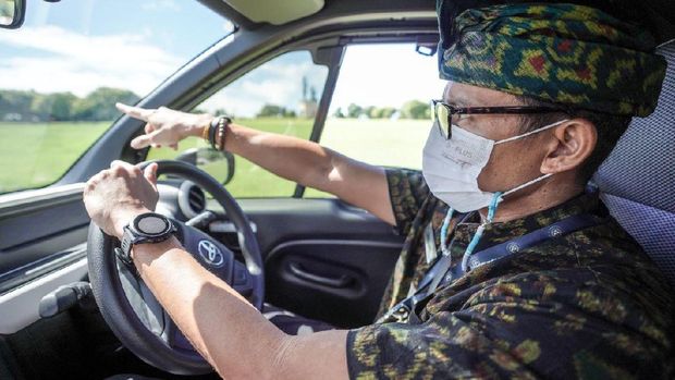 Menteri Pariwisata dan Ekonomi Kreatif/Kepala Badan Pariwisata dan Ekonomi Kreatif, Sandiaga Salahuddin Uno sempat mengemudikan Toyota C+pod, salah satu dari tiga mobil elektrifikasi yang disediakan Toyota untuk proyek Smart Mobility di Bali.