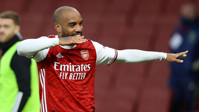 LONDON, ENGLAND - MARCH 14: Alexandre Lacazette of Arsenal celebrates after scoring their sides second goal from the penalty spot during the Premier League match between Arsenal and Tottenham Hotspur at Emirates Stadium on March 14, 2021 in London, England. Sporting stadiums around the UK remain under strict restrictions due to the Coronavirus Pandemic as Government social distancing laws prohibit fans inside venues resulting in games being played behind closed doors. (Photo by Julian Finney/Getty Images)